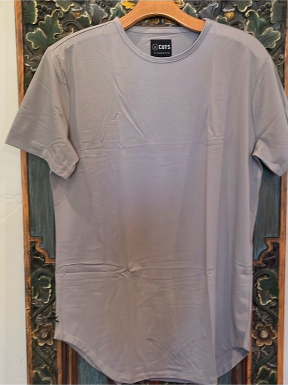 Cuts Men's Elongated Short-Sleeve Crewneck T-Shirt in Light Gray